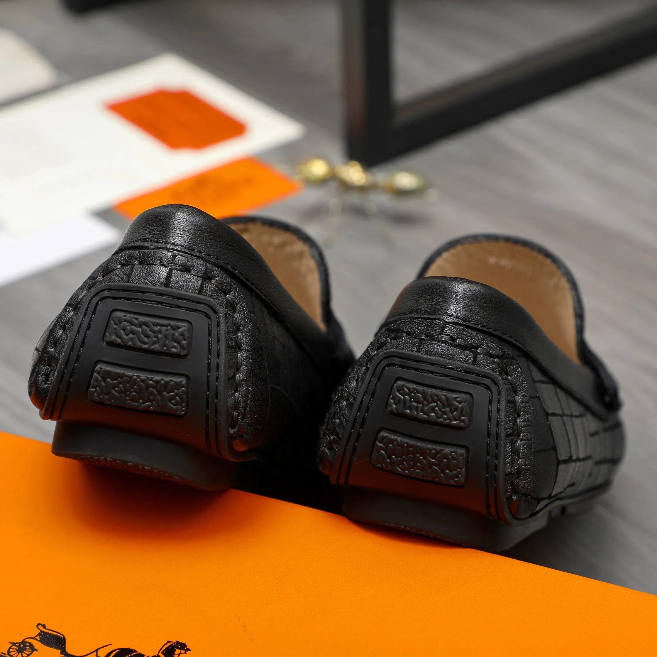 P380 Product trademark: HERMES "Hermes" casual slip-on men's shoes Regular size: 38-45 Product material: Selected embossed cowhide upper, sheepskin lining, rubber outsole